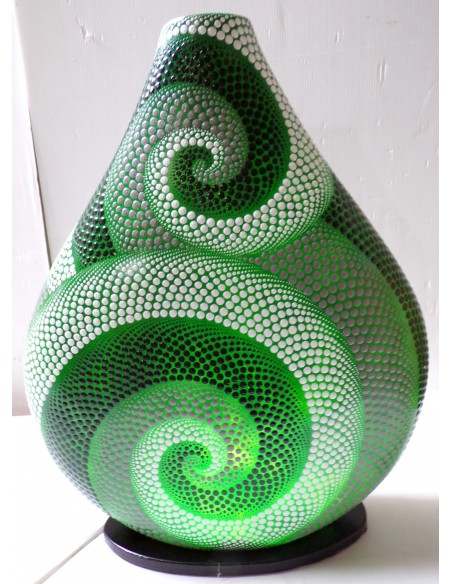 Lampada da tavolo in resina a bottiglia dipinta tecnica maori spirale cm 35x15x45 verde