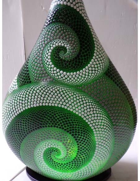 Lampada da tavolo in resina a bottiglia dipinta tecnica maori spirale cm 35x15x45 verde