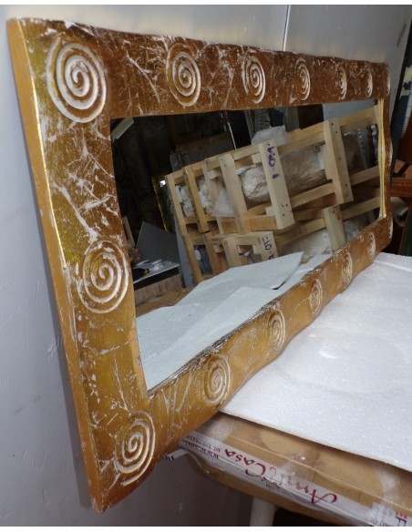 Specchio in legno intarsiato con spirali cm 138x53 oro e bianco da parete