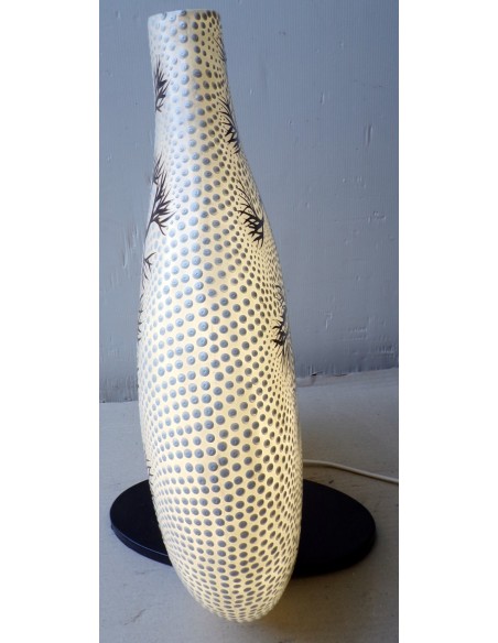 Lampada da tavolo in resina a bottiglia bianca con albero della vita tecnica maori cm 35x12x43h