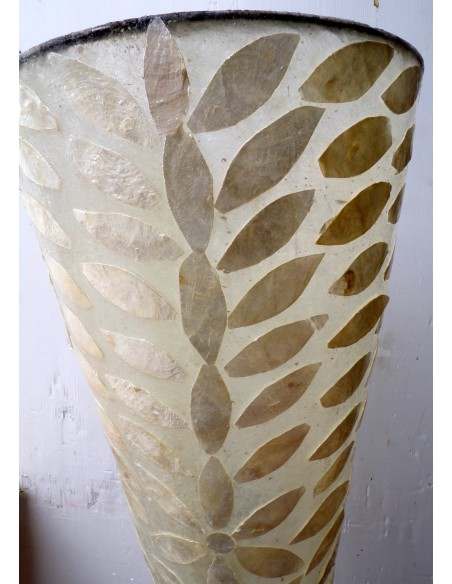 Piantana in resina e conchigila madreperla applicata cm 150h lampada bianca cono fiori