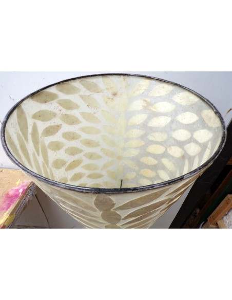 Piantana in resina e conchigila madreperla applicata cm 150h lampada bianca cono fiori