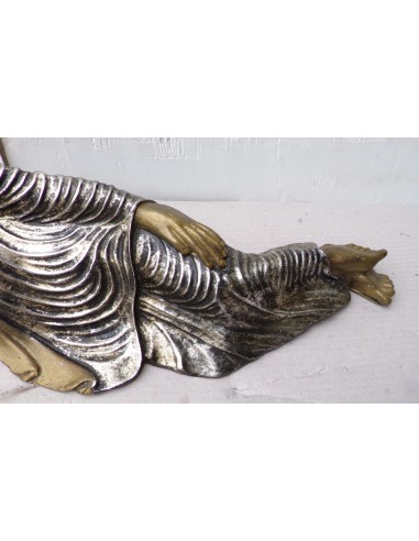 Buddha sdraiato in resina veste color argento...