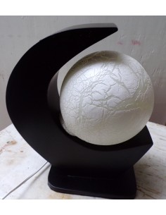 Lampada da tavolo nera in MDF e sfera in resina bianca e... 2