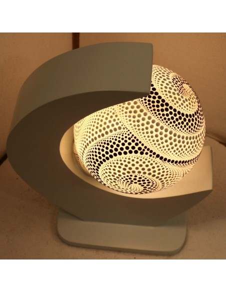 Lampada da tavolo bianca in MDF e sfera in resina bianca e nera cm 27x15x33h luna n1