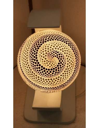 Lampada da tavolo bianca in MDF e sfera in...