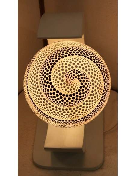 Lampada da tavolo bianca in MDF e sfera in resina bianca e nera cm 27x15x33h luna n1