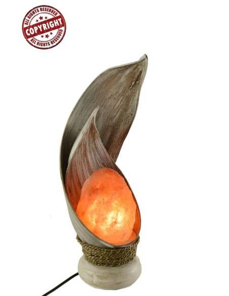 Lampada di sale irripetibile creata in con foglia di cocco a "Incrocio" bianca decapata