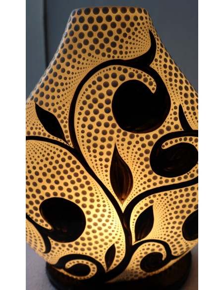 Lampada da tavolo abatjour in resina a bottiglia dipinta tecnica maori fiori foglia cm 24x6x26h