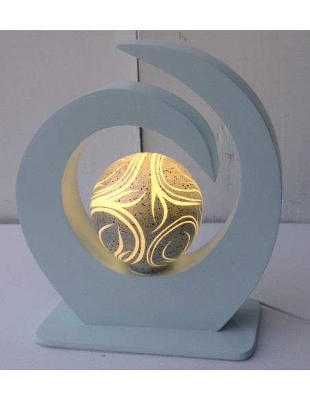 Lampada da tavolo cm 40x18x45h in legno mdf bianco ghiaccio con lampada aborigena spiral
