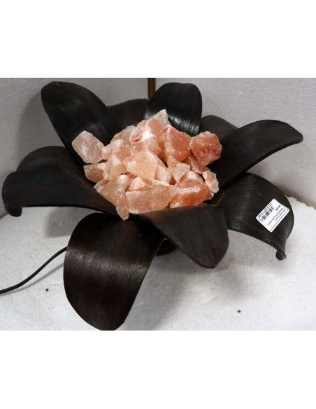 Lampada di sale irripetibile creata in con foglia di cocco a "margherita" nera nero