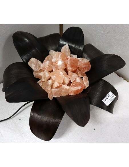 Lampada di sale irripetibile creata in con foglia di cocco a "margherita" nera nero