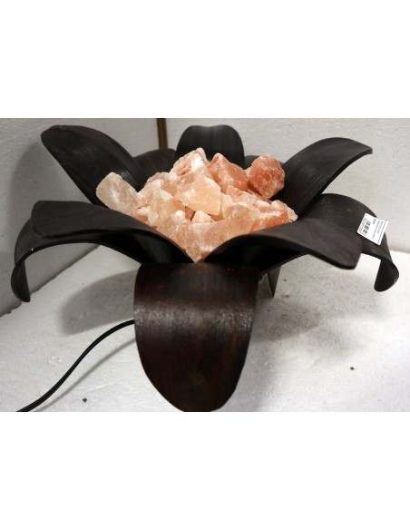 Lampada di sale irripetibile creata in con foglia di cocco a "margherita" nera nero