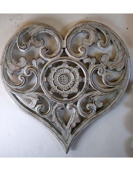 Pannello in legno mdf a forma di cuore bianco decapato san Valentino
