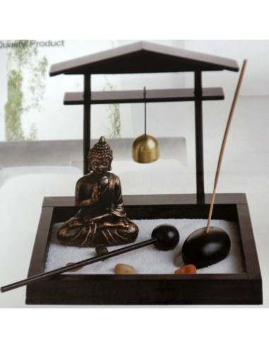 Giardino Zen con Buddha con tempio e campana...