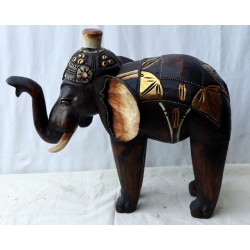 Elefante in legno creato e...