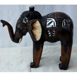 Elefante in legno creato e...