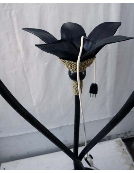 Piantana in foglie di cocco palla di cotone rattan e metallo nera con sfere bianche cm 150