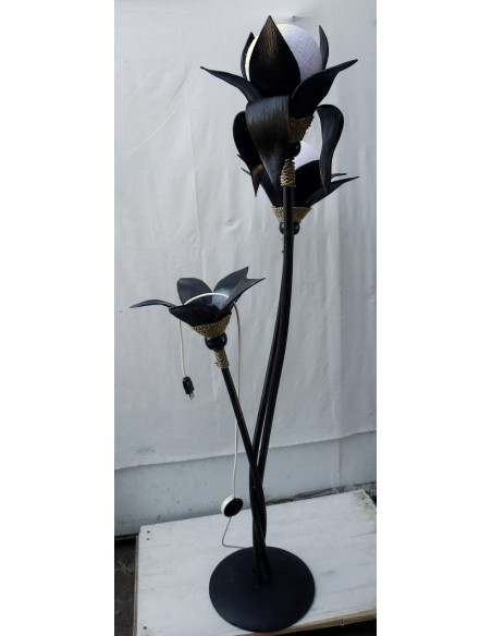 Piantana in foglie di cocco palla di cotone rattan e metallo nera con sfere bianche cm 150