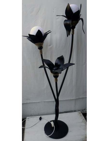 Piantana in foglie di cocco palla di cotone rattan e metallo nera con sfere bianche cm 150