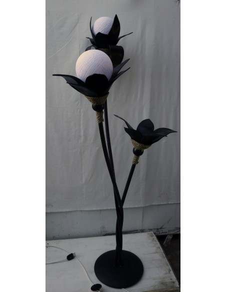 Piantana in foglie di cocco palla di cotone rattan e metallo nera con sfere bianche cm 150