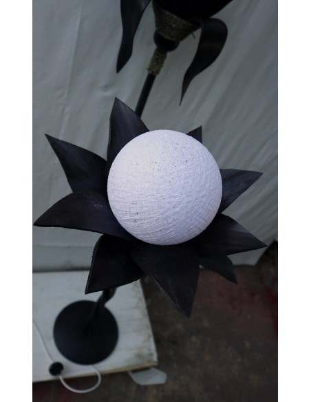 Piantana in foglie di cocco palla di cotone rattan e metallo nera con sfere bianche cm 150