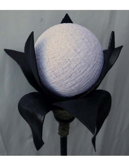 Piantana in foglie di cocco palla di cotone rattan e metallo nera con sfere bianche cm 150