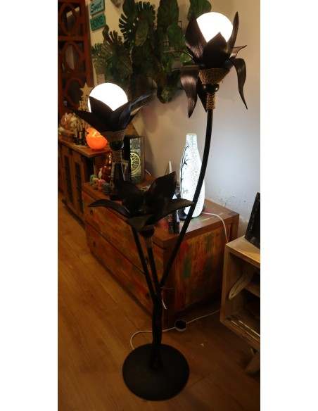 Piantana in foglie di cocco palla di cotone rattan e metallo nera con sfere bianche cm 150