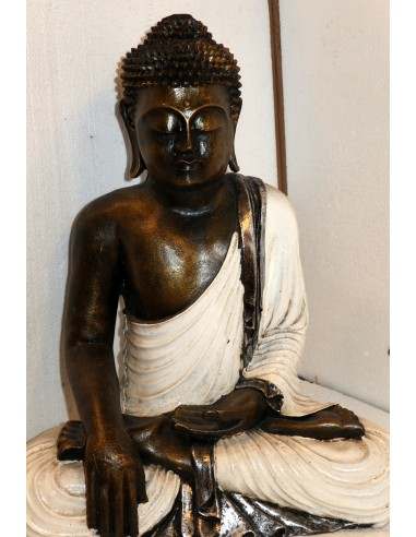 Buddha in resina color oro con veste bianca...