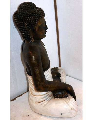 Buddha in resina color oro con veste bianca...