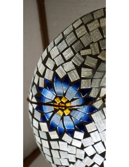 Lampada da tavolo sferica a ciambella in resina e mosaico con fiori colorati