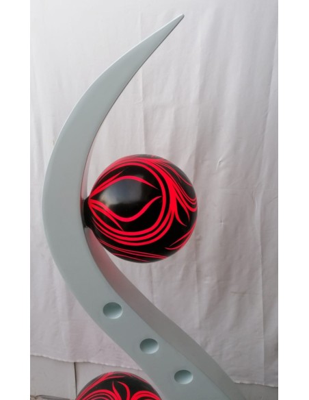 Lampada piantana cm 60x25x155h in legno mdf bianco ghiaccio con sfere in resina rosso nere