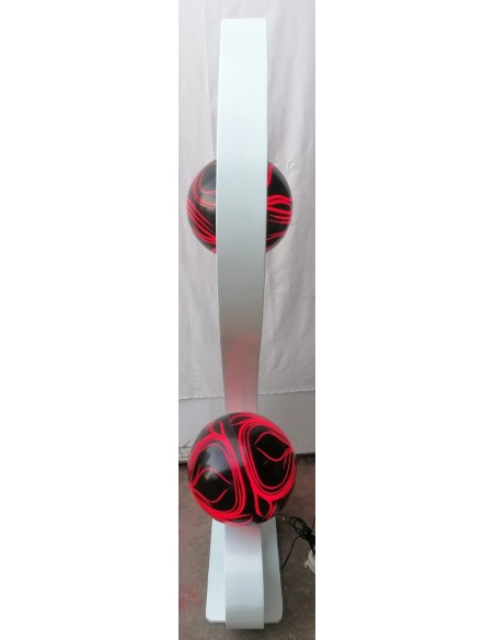 Lampada piantana cm 60x25x155h in legno mdf bianco ghiaccio con sfere in resina rosso nere