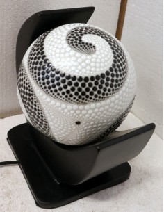 Lampada da tavolo nera in MDF e sfera in resina bianca e...