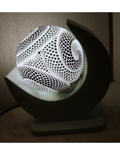 Lampada da tavolo nera in MDF e sfera in resina bianca e... 2