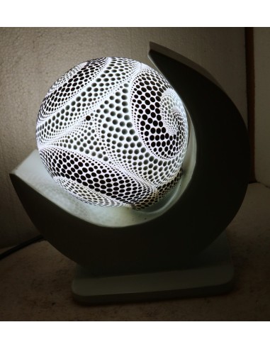 Lampada da tavolo nera in MDF e sfera in resina...