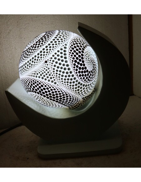 Lampada da tavolo nera in MDF e sfera in resina bianca e nera cm 23x15x24hh mezza luna