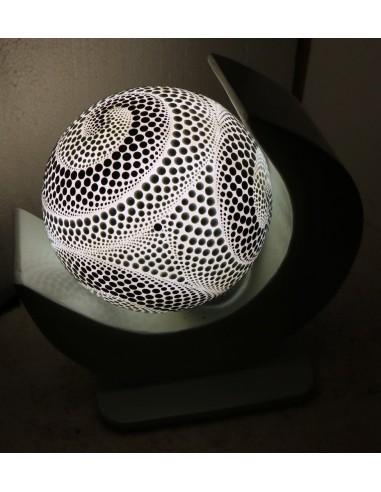 Lampada da tavolo nera in MDF e sfera in resina...