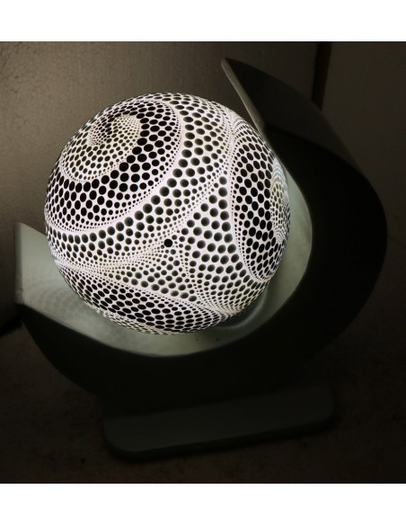 Lampada da tavolo nera in MDF e sfera in resina bianca e nera cm 23x15x24hh mezza luna