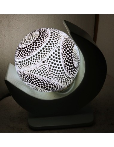 Lampada da tavolo nera in MDF e sfera in resina...