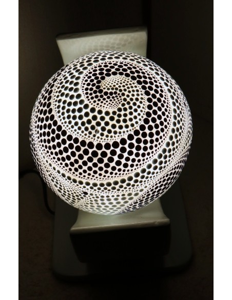 Lampada da tavolo nera in MDF e sfera in resina bianca e nera cm 23x15x24hh mezza luna