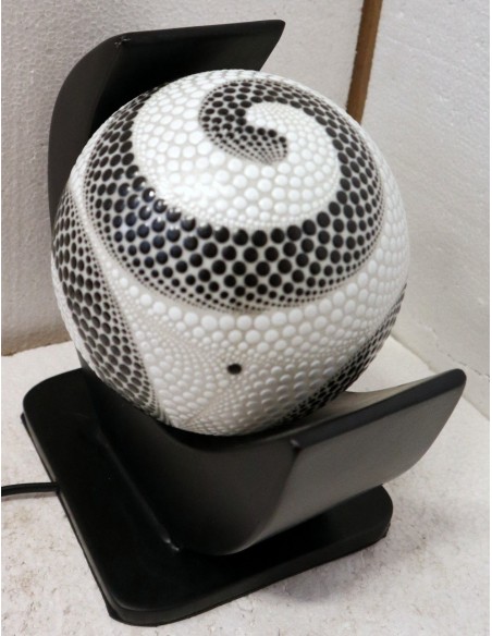 Lampada da tavolo nera in MDF e sfera in resina bianca e nera cm 23x15x24hh mezza luna