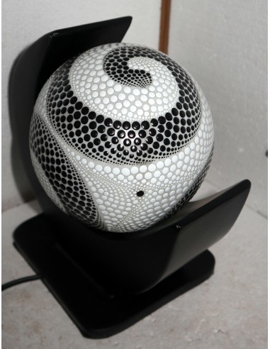 Lampada da tavolo nera in MDF e sfera in resina...