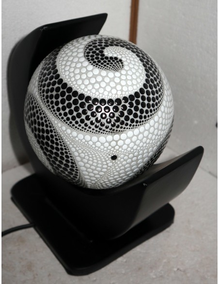 Lampada da tavolo nera in MDF e sfera in resina bianca e nera cm 23x15x24hh mezza luna