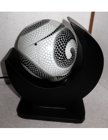 Lampada da tavolo nera in MDF e sfera in resina...