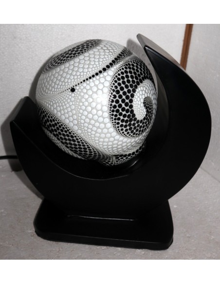 Lampada da tavolo nera in MDF e sfera in resina bianca e nera cm 23x15x24hh mezza luna