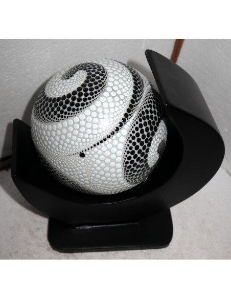 Lampada da tavolo nera in MDF e sfera in resina bianca e nera cm 23x15x24hh mezza luna