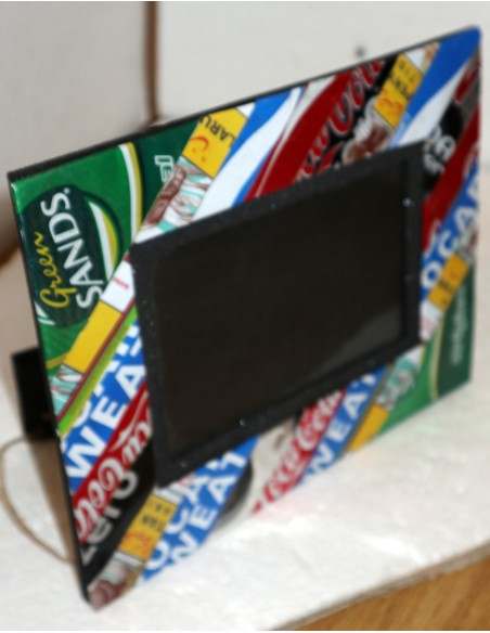 PORTA FOTO multicolor realizzato con il recupero di lattine varie cm 25x20