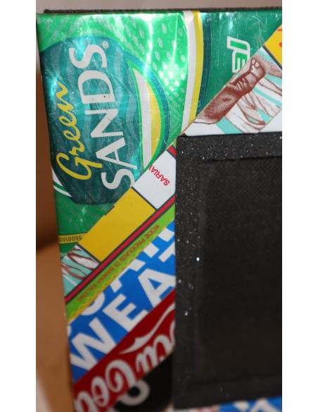 PORTA FOTO multicolor realizzato con il recupero di lattine varie cm 25x20