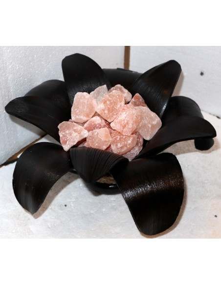 Lampada di sale irripetibile creata in con foglia di cocco a "margherita" nera nero